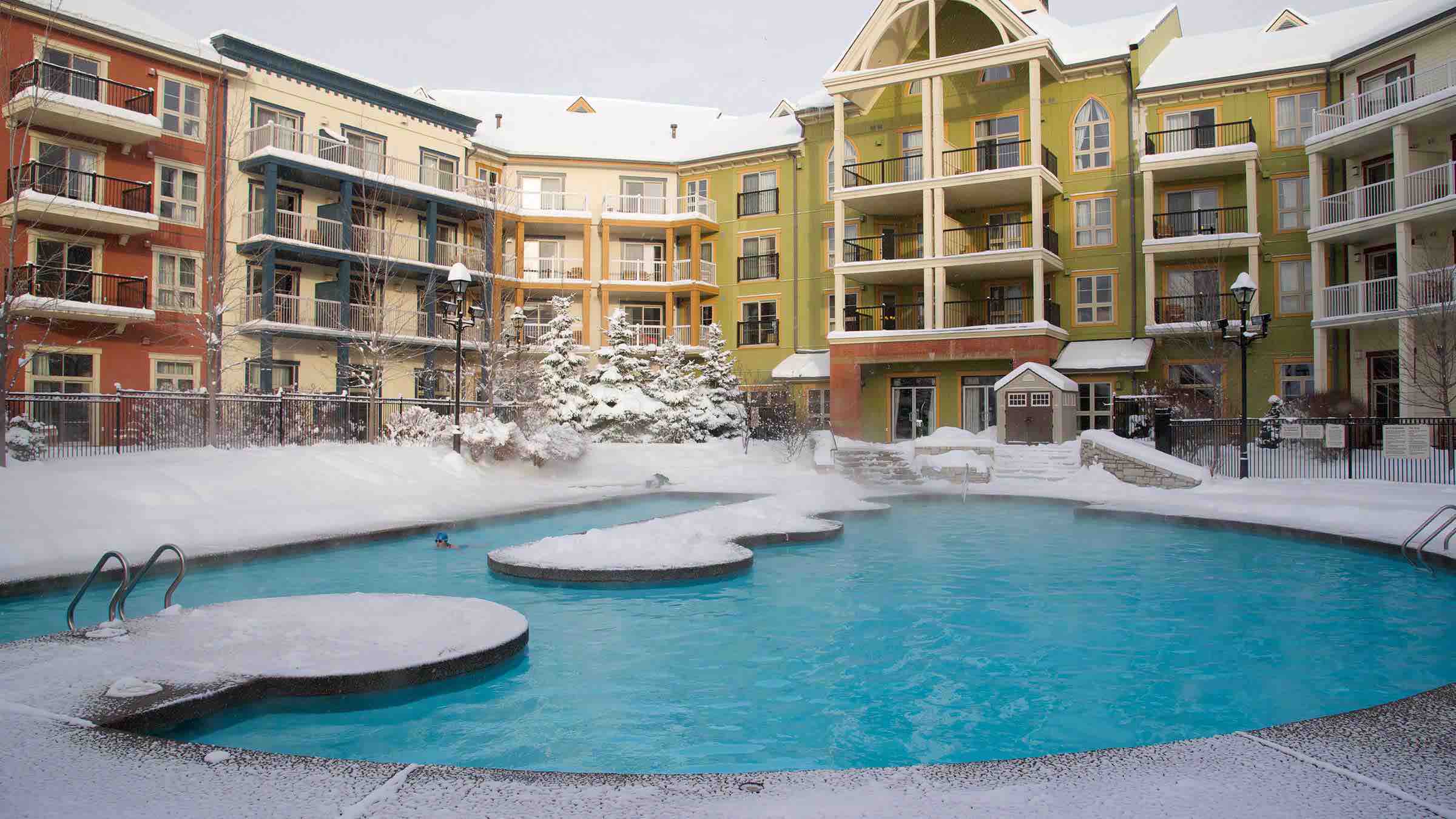 Mosaic hotel swimming pool in winter is one of the top hotels in blue mountains